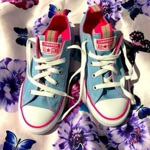 NWOT Converse girls sneakers 🌸🌸